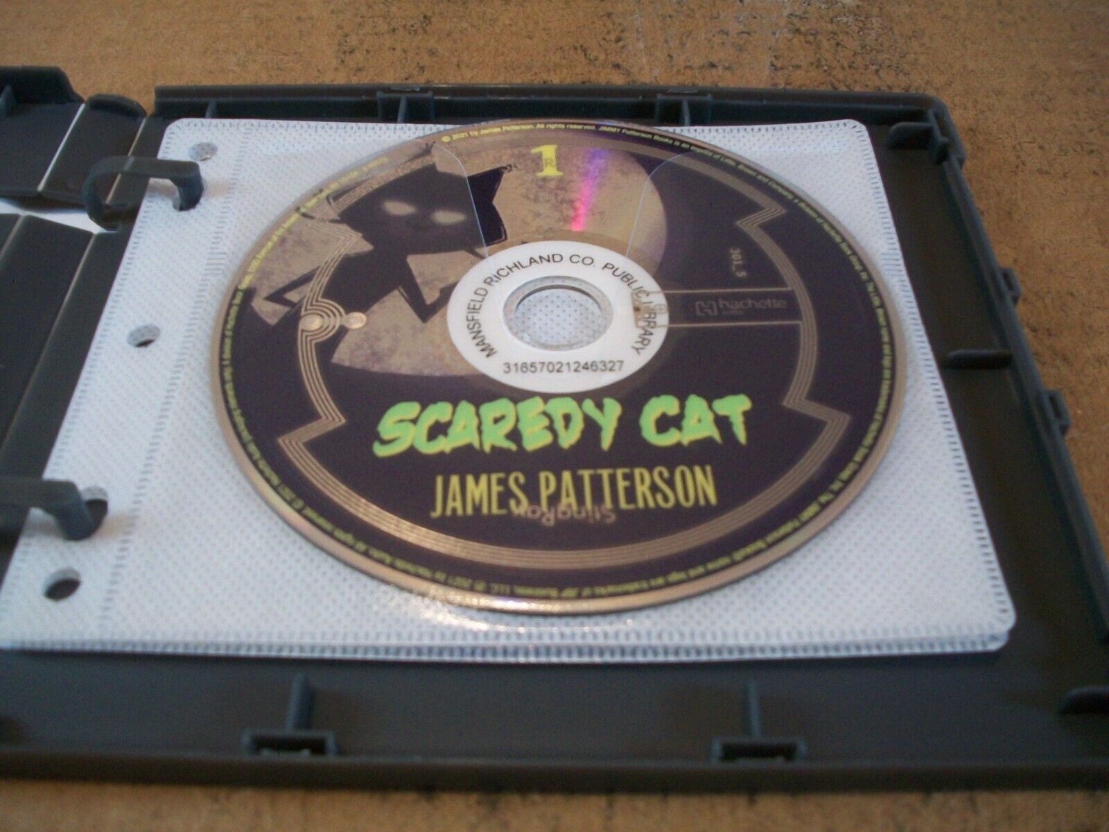 Scaredy Cat by James Patterson (English) Compact Disc Book 9781549100703