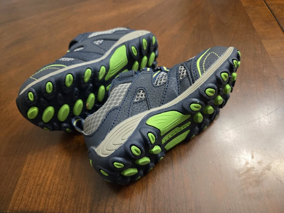 Zapatos para niños pequeños talla 9 ligeramente usados marca Merrell excelente estado Foto 4 de 4