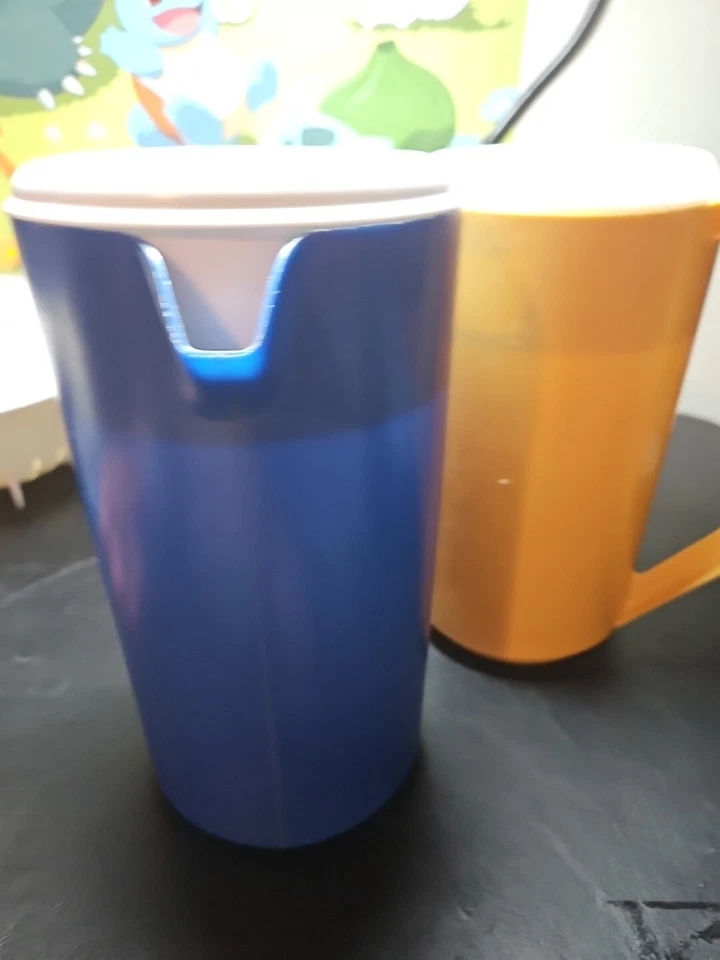 2 Vintage Rubbermaid Pitcher 2 1/4 Quart 1-Blue 2445 1-Yellow J-2445 White Lids - Image 4 of 4