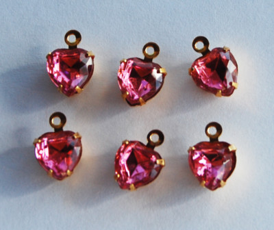 VINTAGE 6 GLASS HEARTS IN BRASS PENDANT BEADS   8mm   HEARTS  3 COLORS