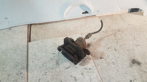 BMW 1er E87 e90 2.0i Bremssattel + Bremsträger vorne rechts F361/1045/B D3/3646A