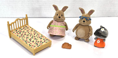 Calico Critters Lil Woodzees Bunnies Riley Raccoon Bed & Bread Car Lot of 5 pcs