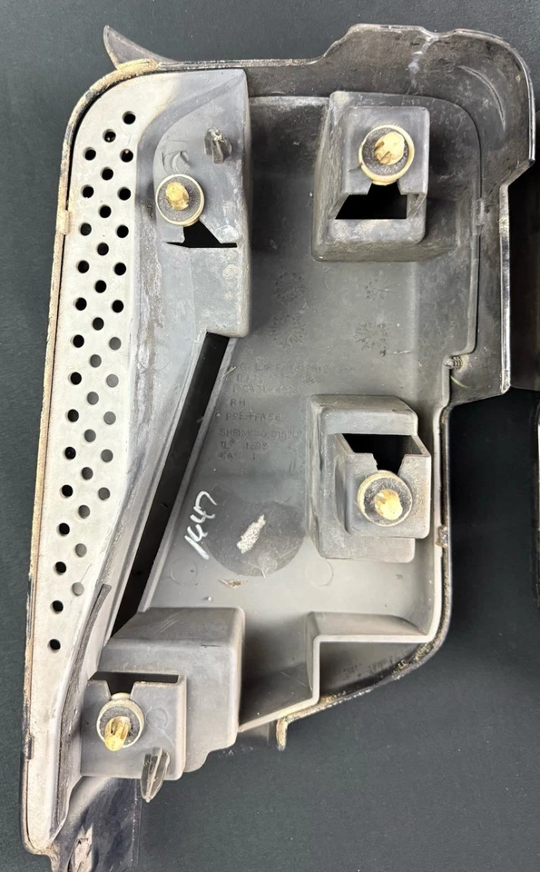 Hummer H3 Fender Flare End Caps Pair OEM LH 15251210 RH 15251209 - Image 3 of 4