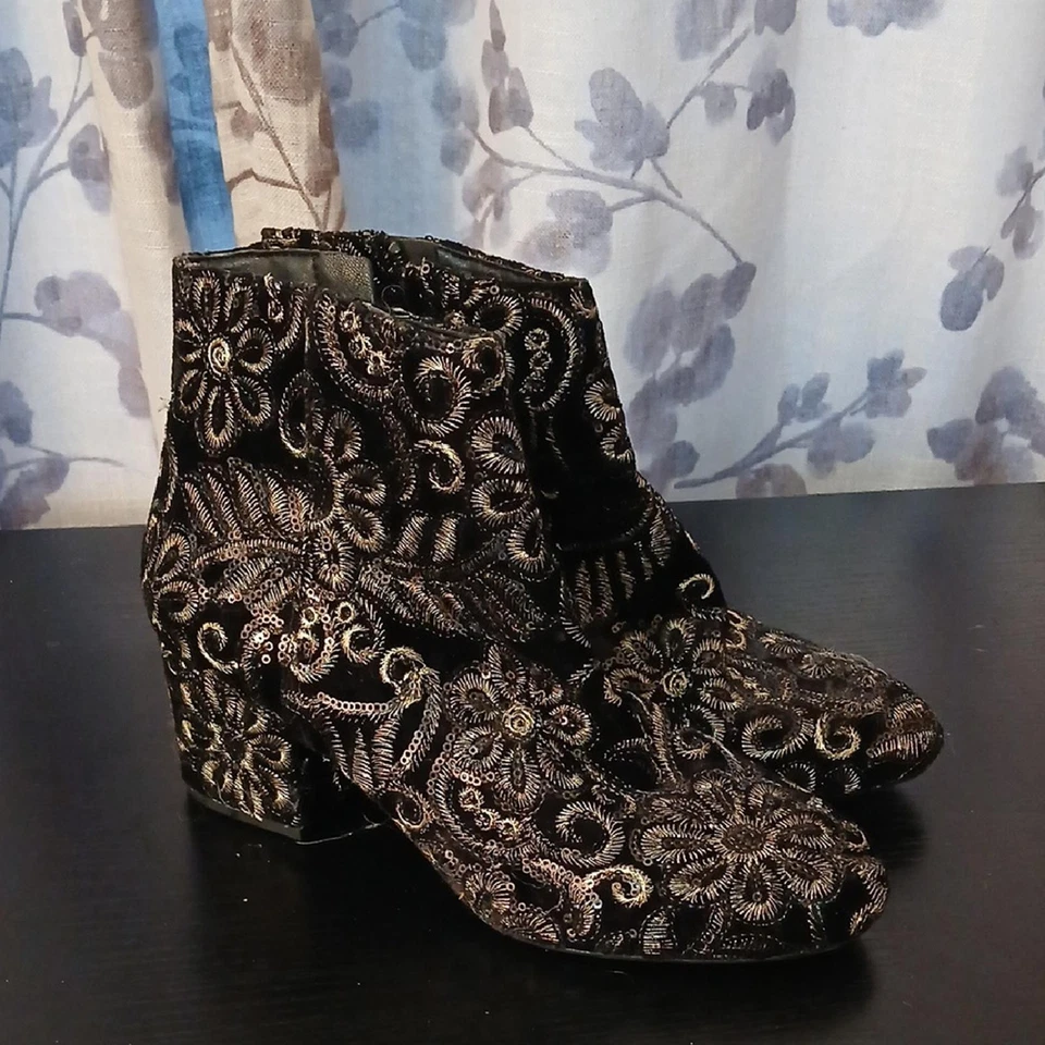 Botines Aldo elegantes bordados negros y dorados Foto 3 de 4