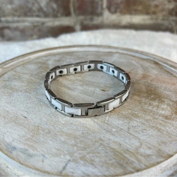 Tungsten 7.5” Long Men's Bracelet With White Accents Foto 4 de 4