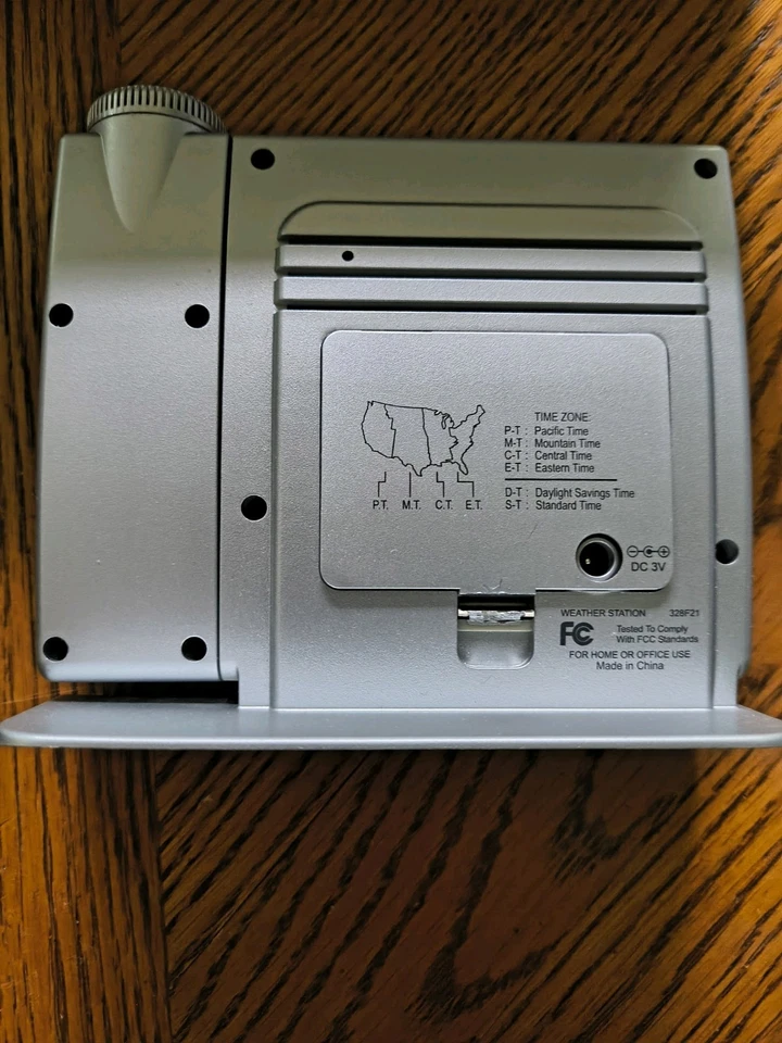 Ravinia Clock Company Projection Atomic Alarm Clock w/ Adapter – Time & Temp - Image 3 of 4