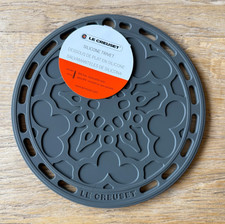 Le Creuset 8" Round Silicone French Trivet Hot Pad Gripper Oyster Flint Gray NEW