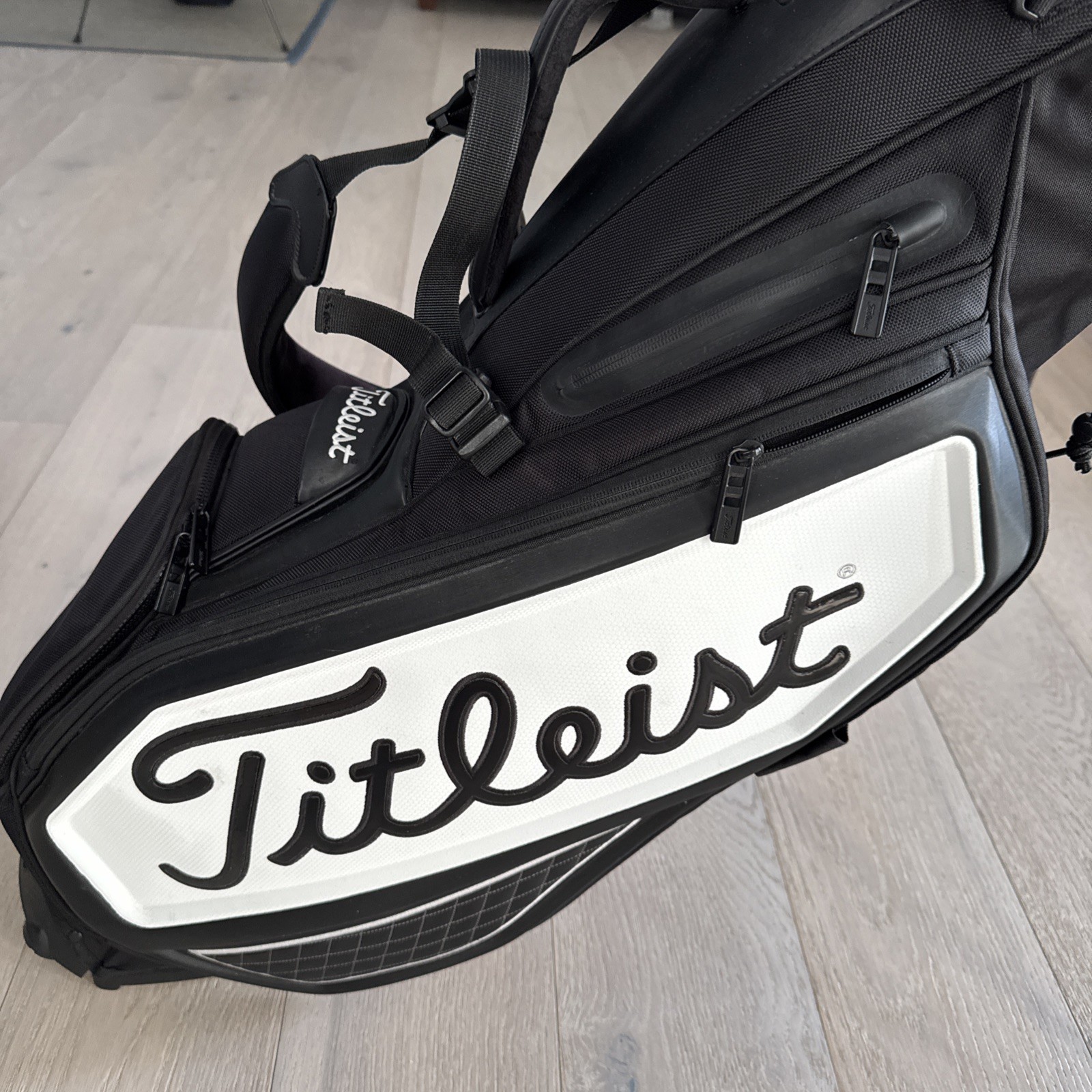 Titleist Premium Stand Bag Tour  Carry Bag Black/White EUC w