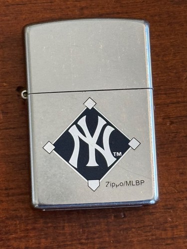 Zippo Lighter New York Yankee Baseball-Works-NICE Condition-FAST SHIPPING