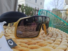 OAKLEY Sutro Tour De France™ Collection OO9406-1837 Sportbrille Rennrad Cycling