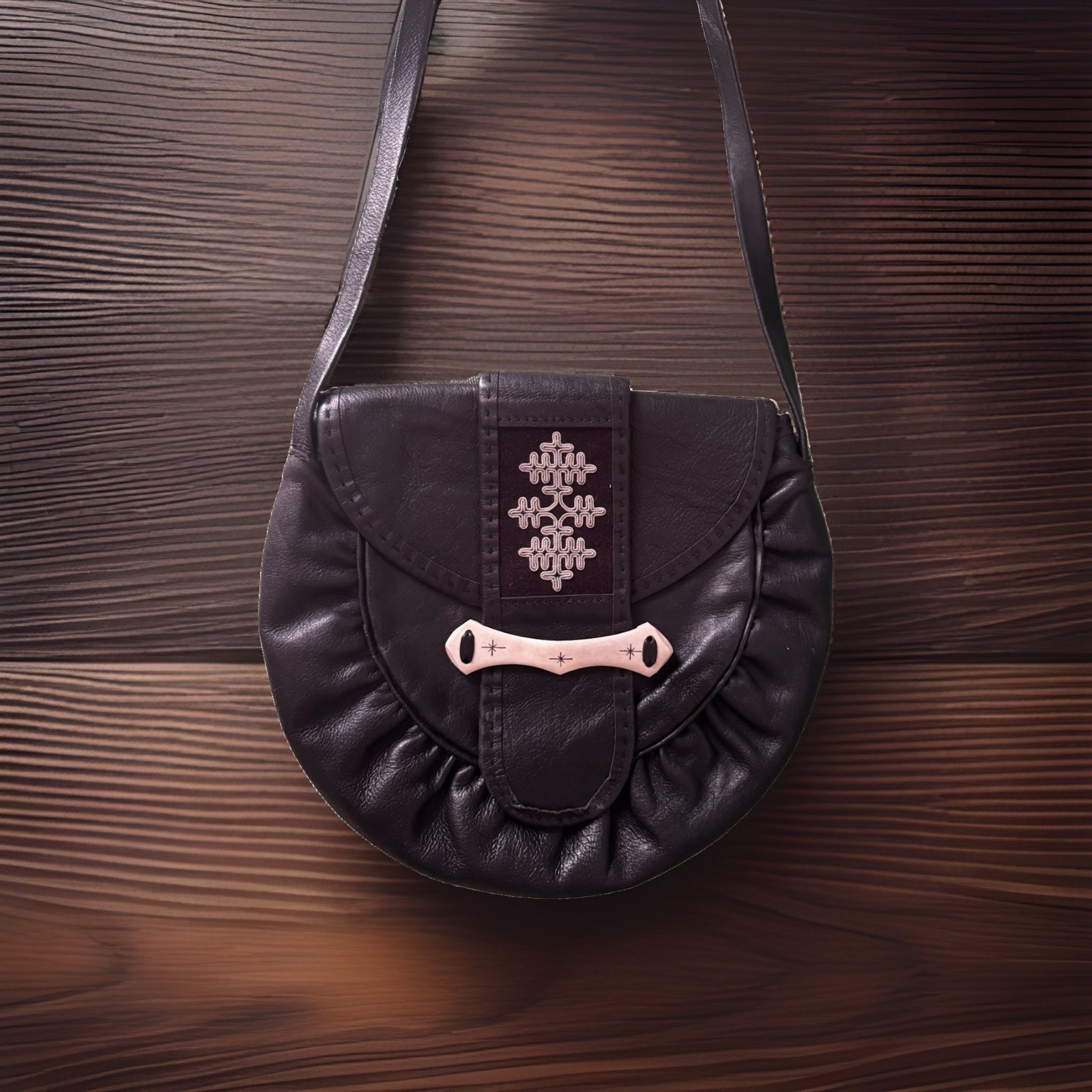 Borsa a tracolla Sami fatta a mano in pelle di renna, con ricamo e inserto rena