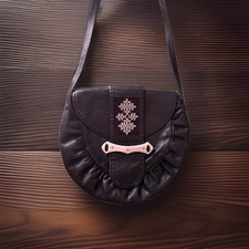 Borsa a tracolla Sami fatta a mano in pelle di renna, con ricamo e inserto corno