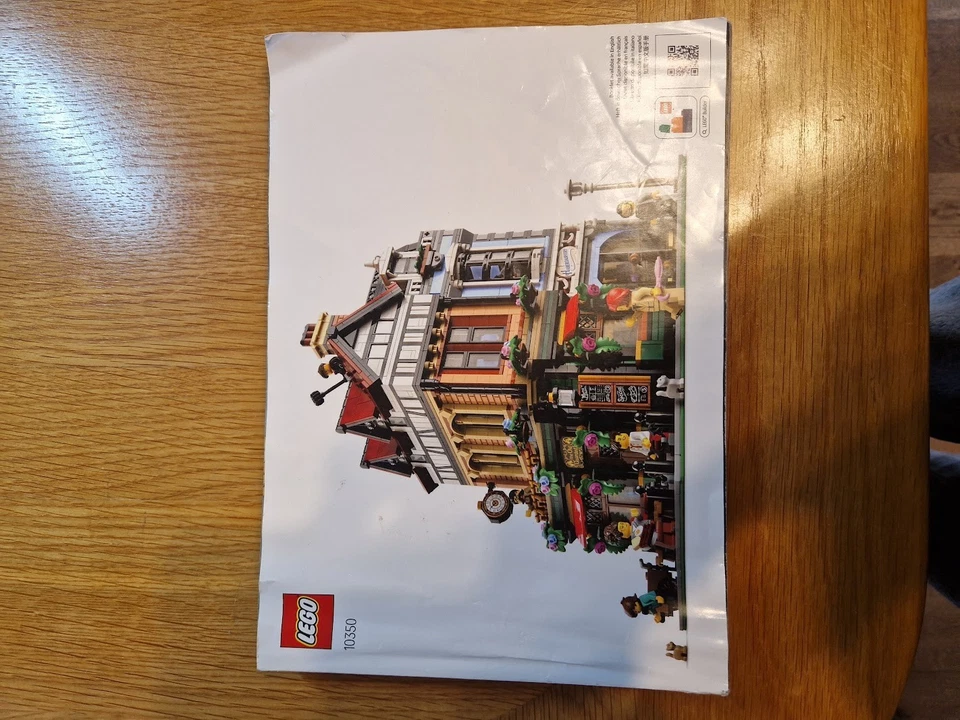 LEGO Modular Buildings 10350 Tudor Corner, photo 2 of 4