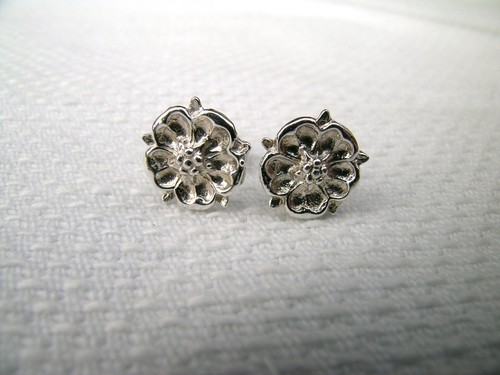 Lovely silver coloured metal/pewter Tudor Yorkist Lancastrian rose stud earrings - Picture 3 of 6