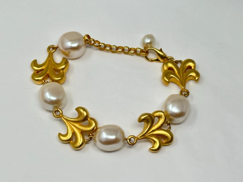 Precioso Brazalete Premier Designs Tono Dorado Crema Imitación Perla 7.5-8.75" Foto 2 de 4