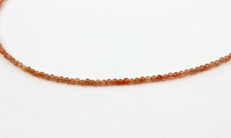 Collares minimalistas delicados con cuentas de piedras preciosas redondas facetadas de piedra solar marrón de 2 mm 18" Foto 2 de 4