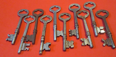 LOT OF 10 R & E VINTAGE SKELETON KEYS HOUSE SOME DOOR MANY LISTED PLEASE READ