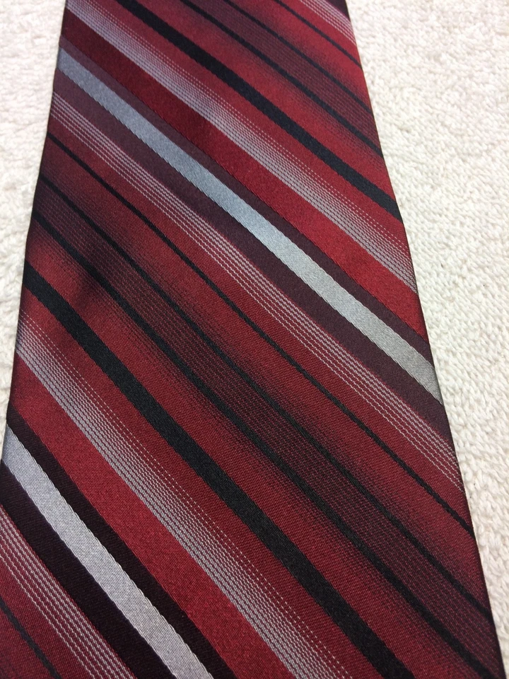 CORBATA HOMBRE JOSEPH AND FEISS BORGOÑA GRIS ROJO NEGRO RAYAS 4 X 61  Foto 3 de 4