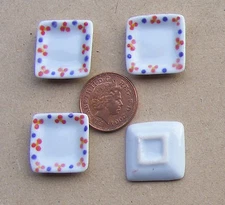 4 Ceramic Plates 2cm Square Tumdee 1:12 Scale  Dolls House Food Accessory W28e