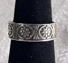 Vintage 925 Sterling Silver band flower design. Size 7.  4.2g. Estate
