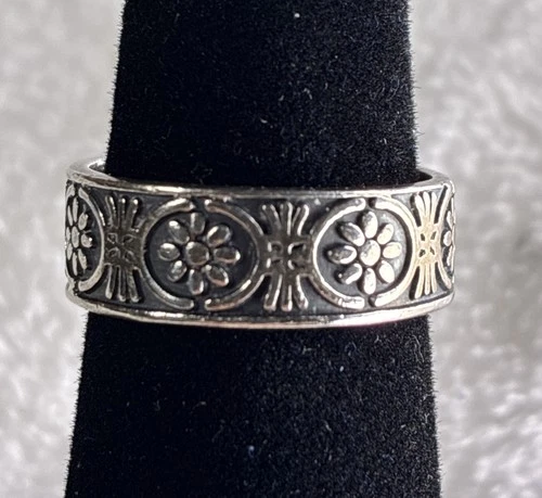 Vintage 925 Sterling Silver band flower design. Size 7.  4.2g. Estate