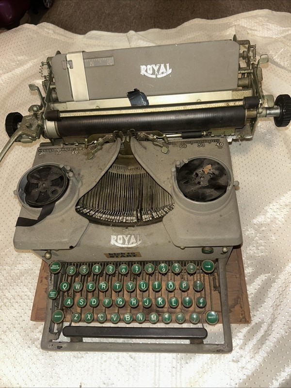 Royal Typewriter Vintage - Great Condition