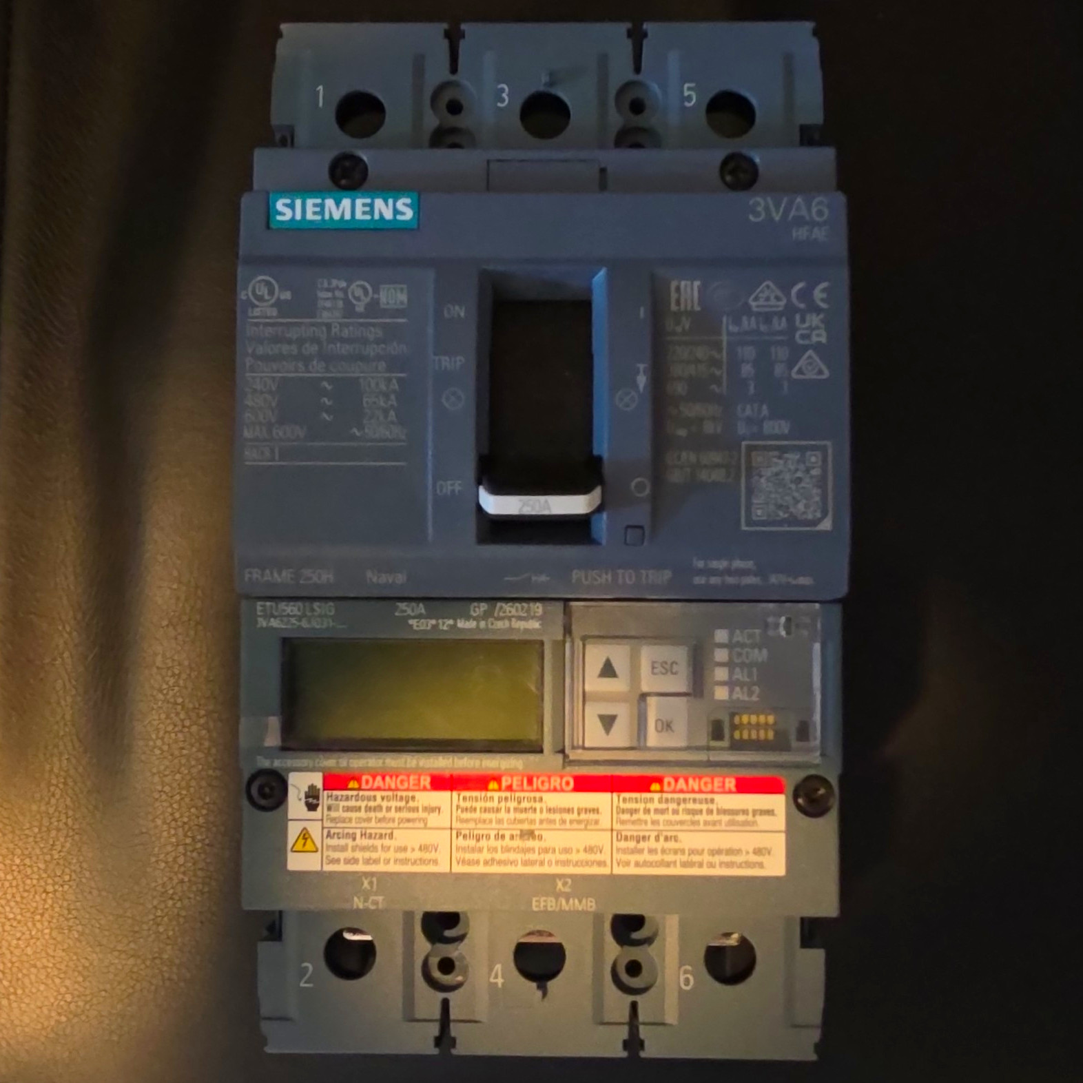 Siemens 3VA6 Main Circuit Breaker 3P 250A 551-600V AC Trip Indicator
