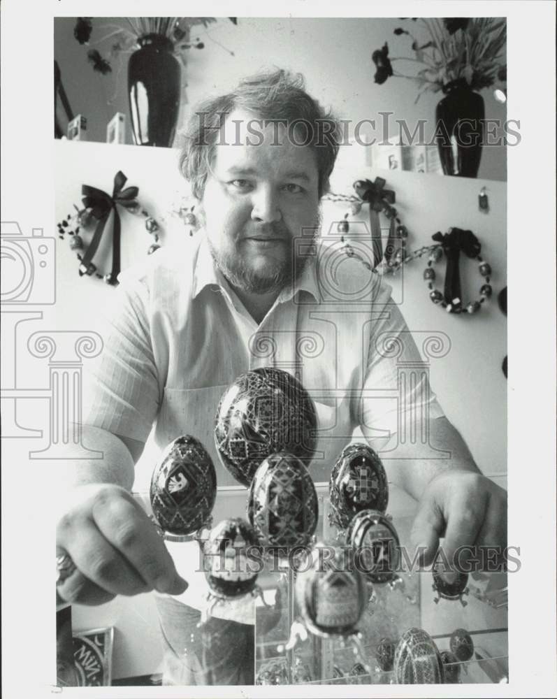 1992 Press Photo Roman Seniuk with his Ukrainian Easter Eggs at Chaika Gallery