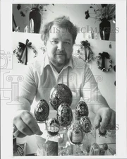 1992 Press Photo Roman Seniuk with his Ukrainian Easter Eggs at Chaika Gallery