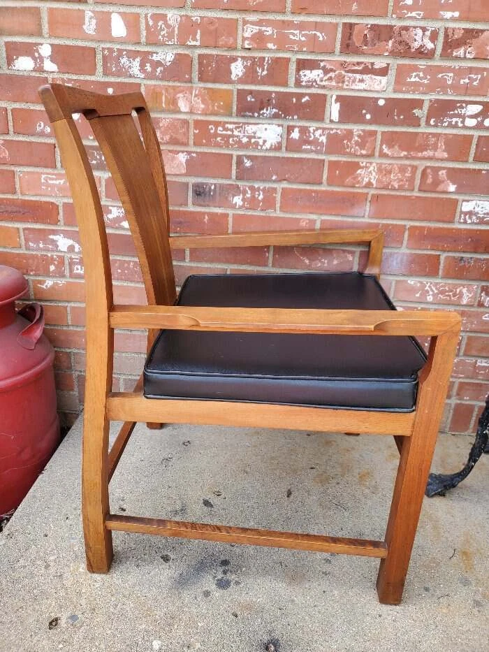 Silla de comedor HIBRITON de nogal asiento acolchado de vinilo negro respaldo curvo #2 Foto 3 de 4