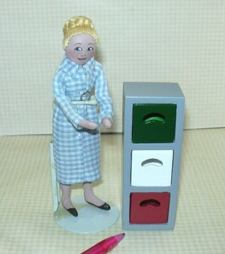 Miniatur GRAU 3-Böden mit herausnehmbaren Aufbewahrungsboxen: Puppenhaus 1:12 - Bild 2 von 3