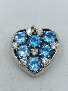 Herzförmiger Anhänger aus 925 Sterling Silber mit blauem Steinbesatz