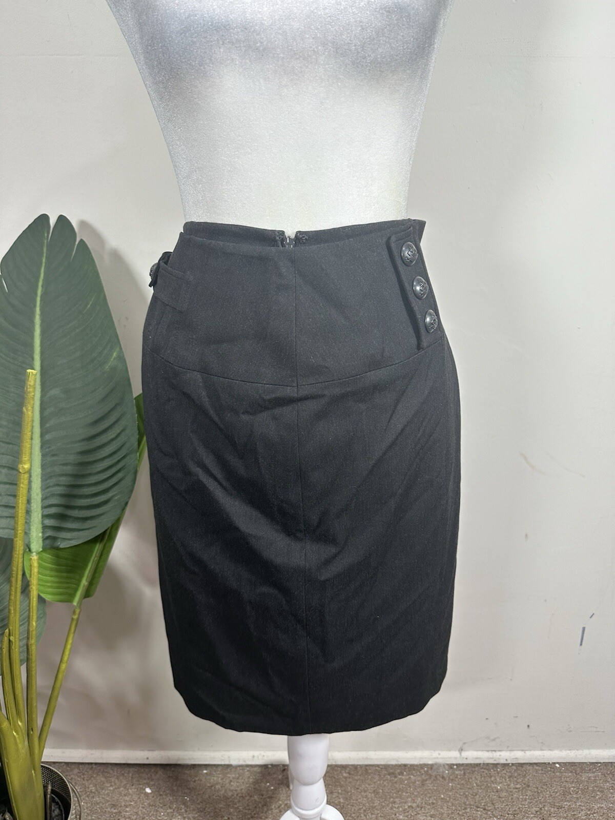 Women’s Solid Colored Skirt Size 6 - image 3