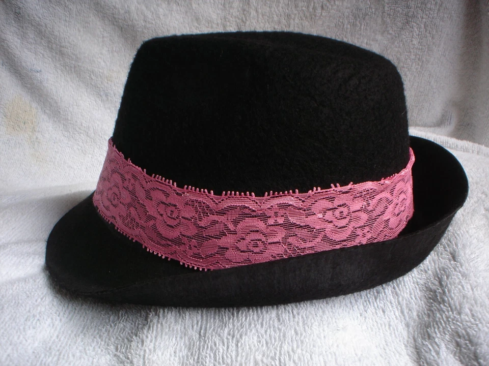 1 X VESTIR CHAPÉU PRETO HANS COM PUGAREE ROSA E CHAPÉU DE FESTA DE PENAS COMPOSTO   - Imagem 2 de 3