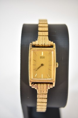 Vintage Ladies Seiko Quartz watch gold tone, runs!