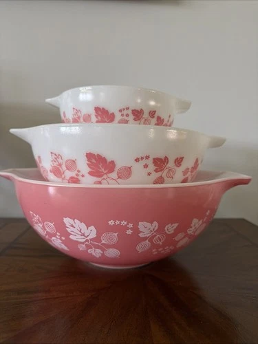 20th-Century Pyrex Gooseberry Pink White Cinderella Mixing Bowls 444-443-441