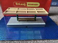 Hornby R585  Straight Platform Canopy and seat
