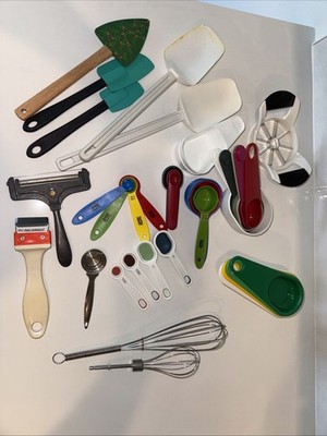 Lot Random Kitchen Tools Assorted Utensils Measuring cups/spoons, spatula wisk +