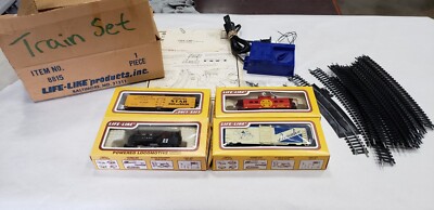 LIFE-LIKE 8815 TRAIN SET, POWERED LOCOMOTIVE PLUS 3 CARS, TRANSFORMER & TRACKS