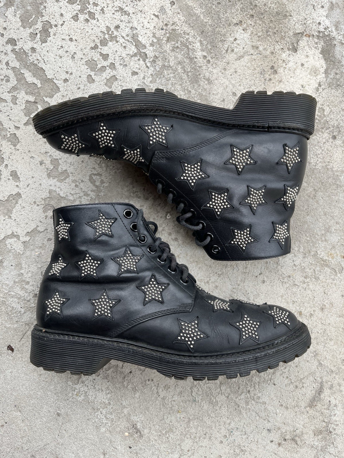 Stivali da combattimento Saint Laurent Star in pelle con borchie e lacci