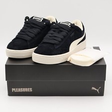 396057-01 PLEASURES Puma Gamuza XL Negro (Hombre)
