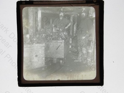 2 Bergleute Untertagebau Wagen Kohleklumpen um 1900 Vintage Foto