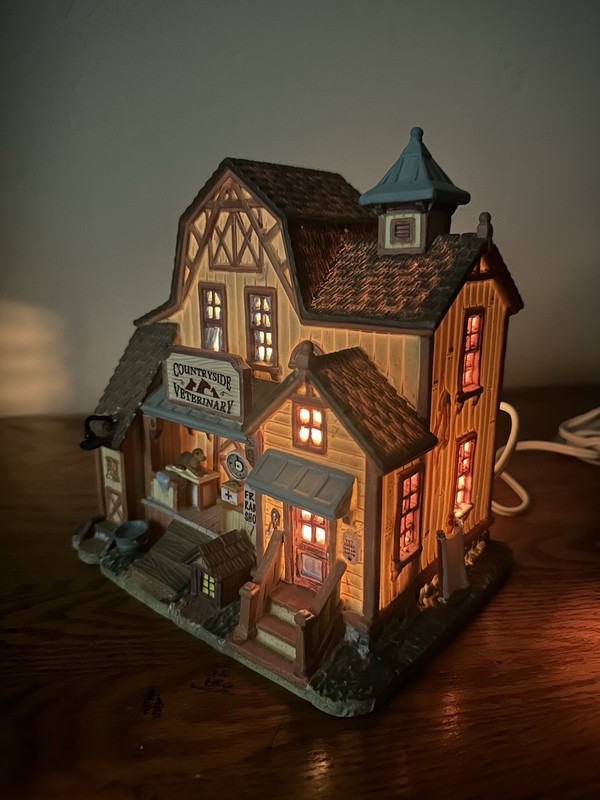 Lemax Harvest Crossing Countryside Veterinary Lighted Building, Boxed 2007