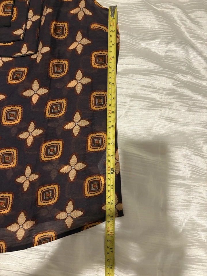 Blusa sin mangas con estampado de medallón marrón mediana #4558 de Cabi Louis Top para mujer Foto 3 de 4