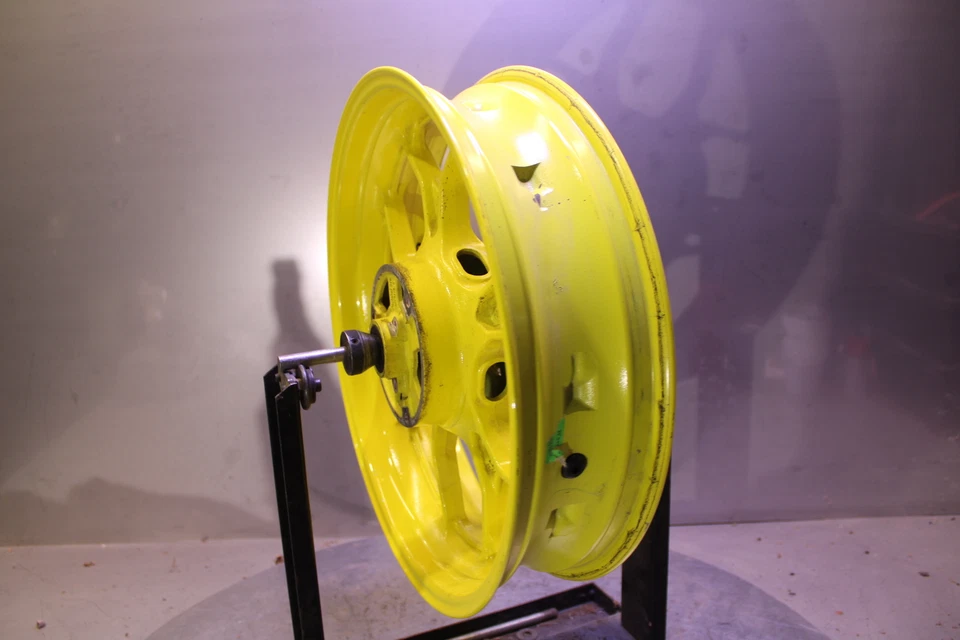 Yamaha YZF R3 2015 rueda trasera llanta trasera recta Foto 3 de 4