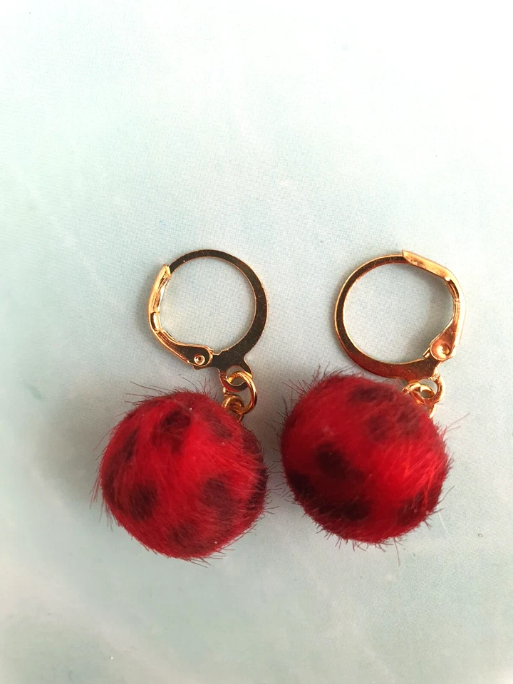 Huggie, Creolen-goldfarben mit Anhänger, Handarbeit, jedes Paar ein Unikat - Bild 4 von 4