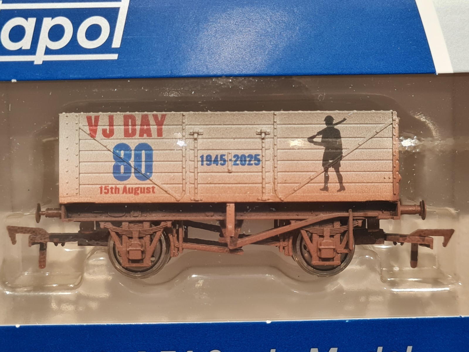 Dapol OO Gauge 4F-071-189 7-Plank Wagon VJ Day 80th Anniversary Army Weathered