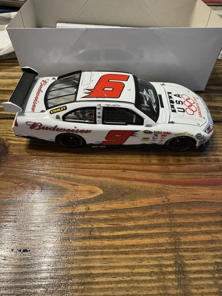KASEY KAHNE AUTOGRAFIADO 2010 BUDWEISER DUELO OLÍMPICO CARRERA GANAR CUNA DIECAST Foto 3 de 4