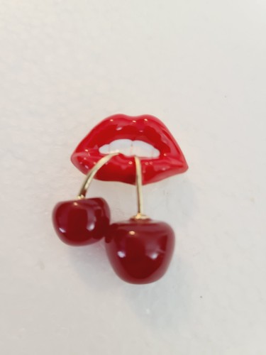 NWOT Red Lips Cherries Brooch Pin ~ Cherry Kiss Brooch Pin Gold Tone - Picture 1 of 7