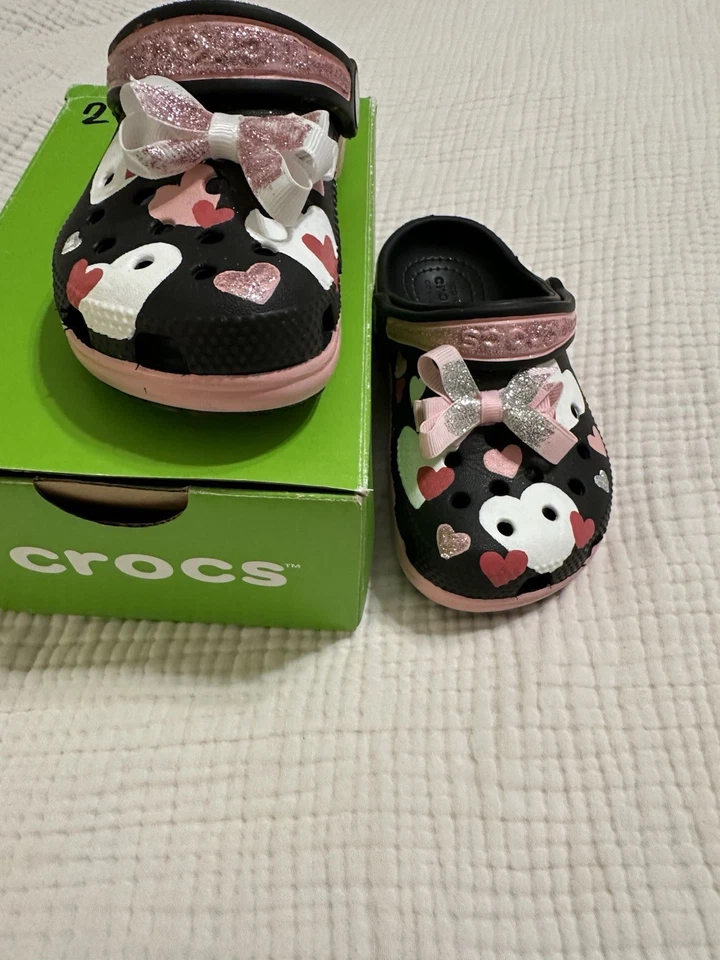 NUEVO ⭐️⭐️ CROCS Sandalias Niñas Pequeñas Negras y Rosa con Corazones Brillo Lazos 9C Foto 2 de 4